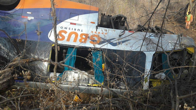 Resultado de imagem para MILAGRE! Ônibus de estudantes capota várias vezes na descida da Serra de Martins/RN