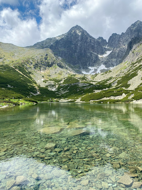 Pejzarz górski, na pierwszym tle staw z krystalicznie czystą wodą, w tle Łomnica