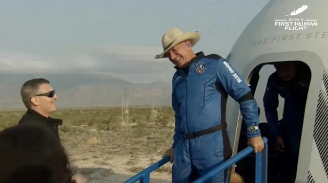 Jeff Bezos regresa a tierra tras alcanzar el espacio