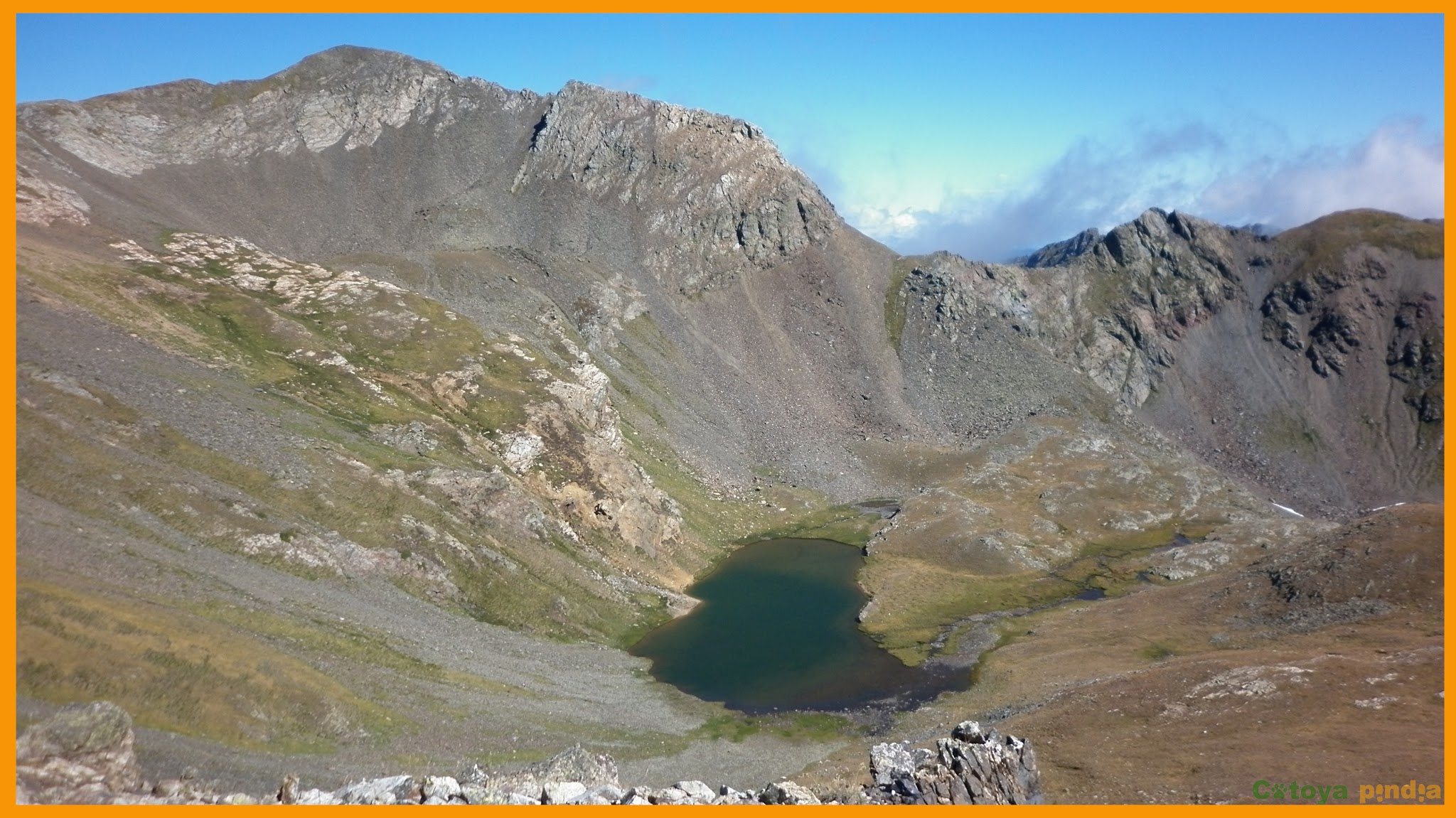 Vistas hacia el Pic de la Serrera con el Estany dels Meners en primer plano.