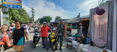 Babinsa Koramil 0816/13 Ikut Tertibkan Pedagang Pasar Perumtas