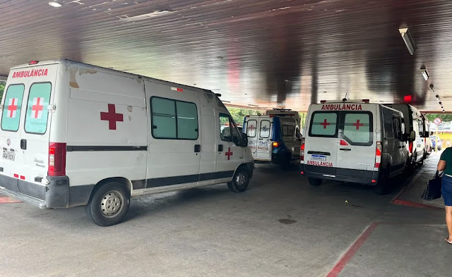 Vergonha e caos na saúde pública do RN: Superlotado, maior hospital do Estado tem pacientes nos corredores e retém ambulâncias do Samu
