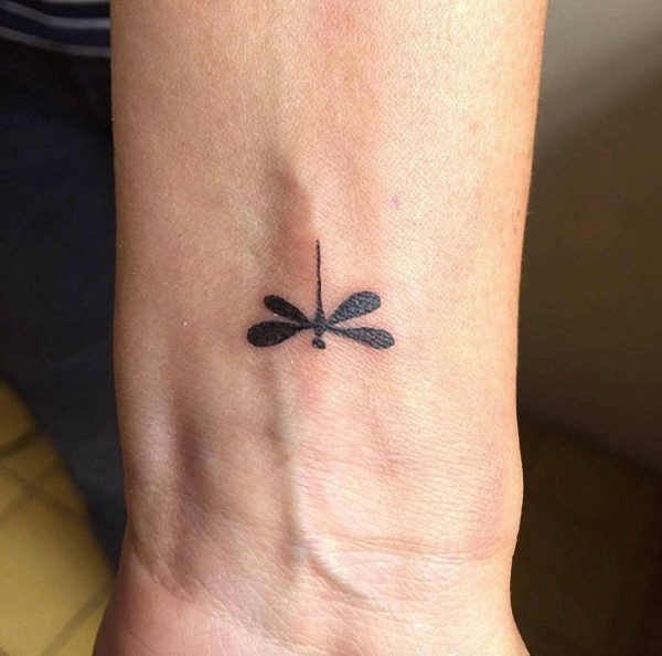 esta_pequena_liblula_tatuagem_no_pulso