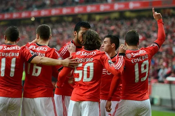 Benfica pay touching tributes to Eusébio during Porto match