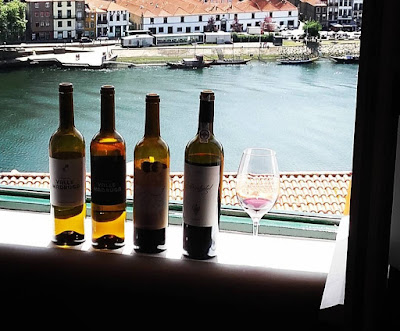 garrafas de vinho na janela