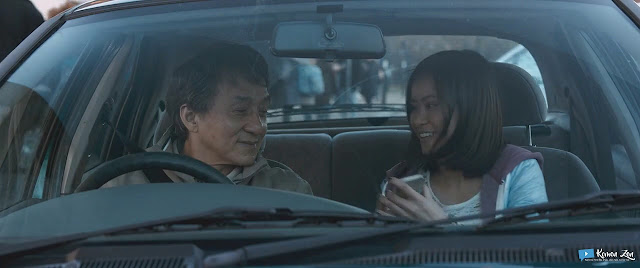 Quan Ngoc Minh (Jackie Chan) bersama anaknya, Fan (Katie Leung) sebelum akhirnya anaknya meninggal akibat ledakan bom aksi terorisme.