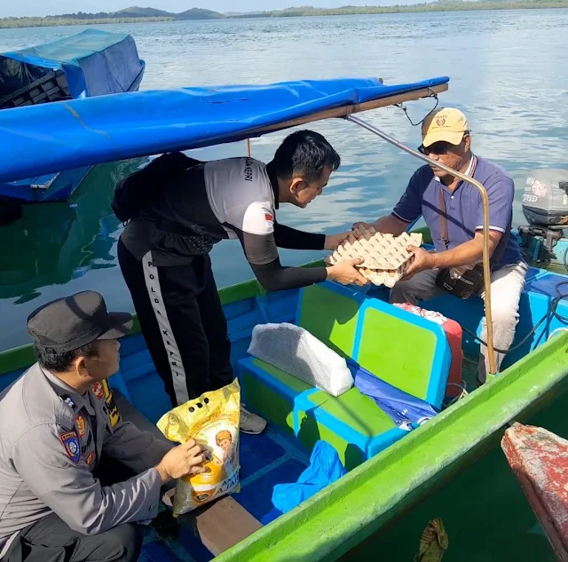 Polsek Bulang Salurkan Bantuan Sembako untuk Masyarakat Pesisir Pulau Buluh