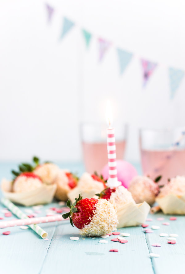 Rezept: Erdbeeren mit weißer Schokolade und gerösteten Kokosflocken!