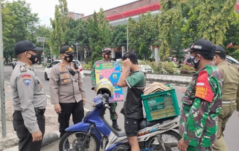 Aparat Gabungan Gelar Operasi Yustisi Penegakan Prokes di Proliman Sukoharjo
