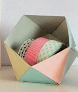 http://un-mundo-manualidades.blogspot.com.es/2014/01/cajita-de-papel-origami-facil.html