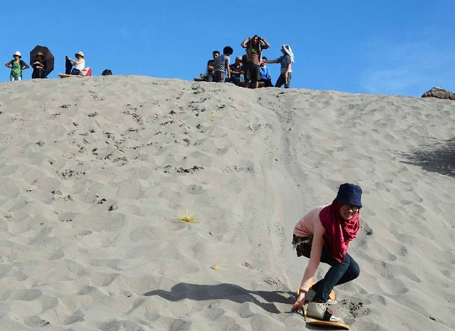 Gumuk Pasir Parangkusumo, Wisata Gurun Pasir Jogja Sekeren Great Sand Dunes