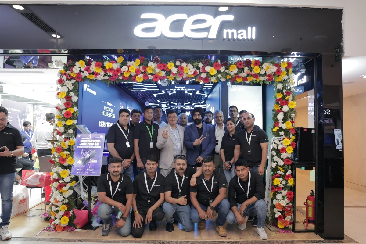 Sanjeev Mehtani, Chief Sales Officer, Acer India and GS Sondhi, Senior Director - Product Management, Acer India at Acer's 200th store launch in DLF Mall of India, Noida