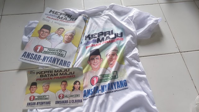 Atribut Kampanye Ansar-Nyanyang dan Amsakar-Li Claudia Dibagikan Door to Door ke Rumah Warga