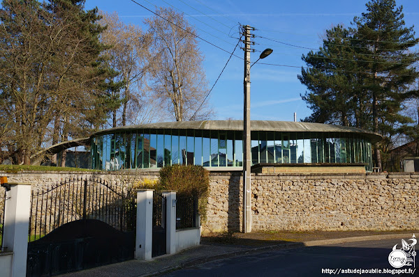 Saint-Cyr-l'École - Laboratoire d'électronique - Faculté des Sciences de Paris  Architecte: André Bruyère (André Bloch-Nathan)  Sculpteur: Alain Le Breton  Projet / Construction: 1966 - 1968 