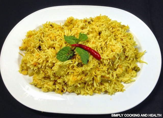 Vegetable rice with  spices and yogurt