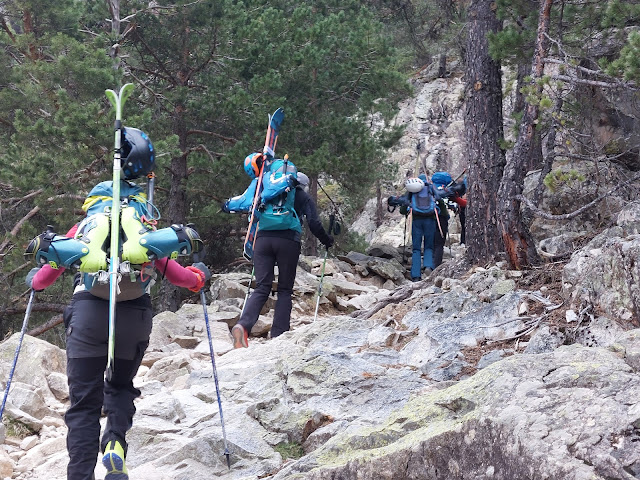 Sortint del Balneari de Panticosa portejant esquis i botes amb bambes