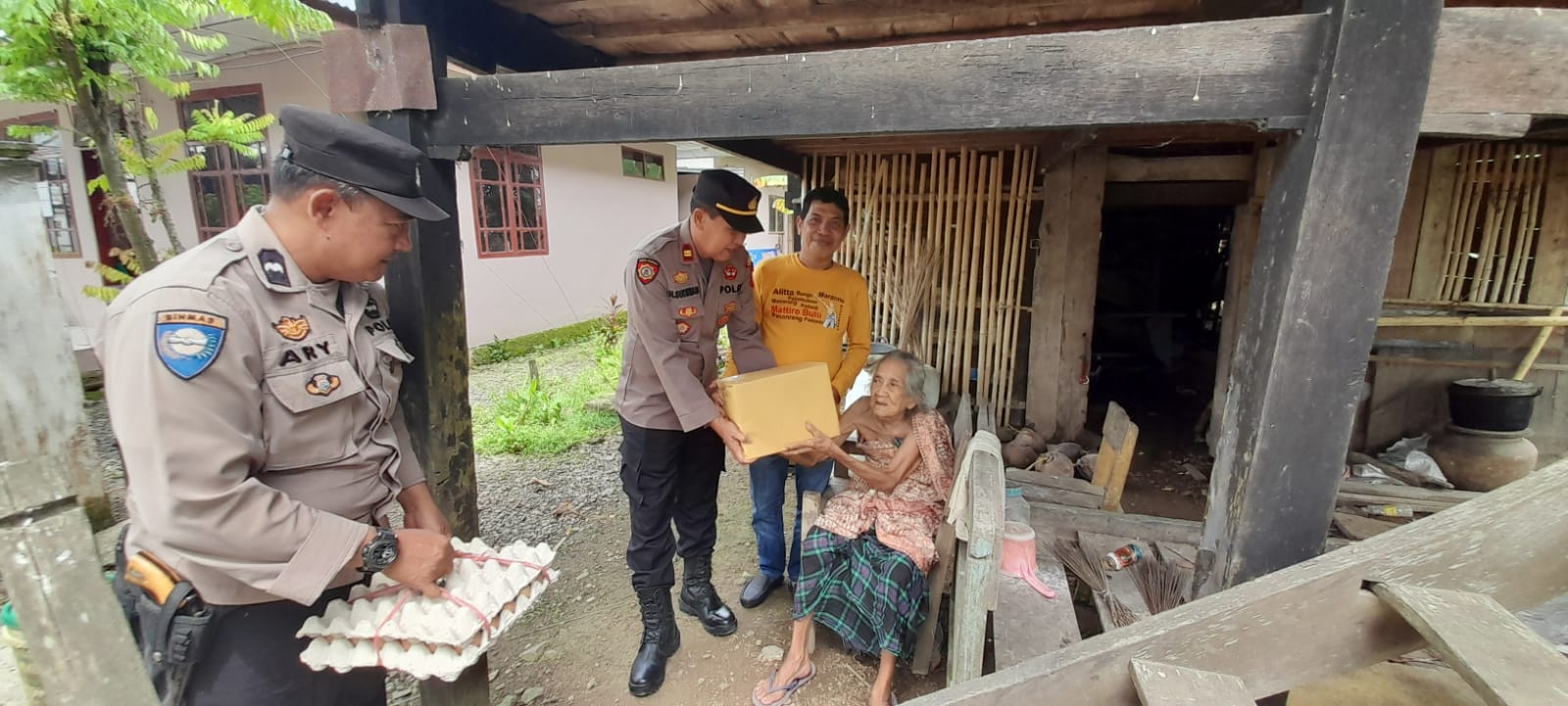Personil Polsek Matttiro Bulu Giat Bakti Sosial di Barugae Kelurahan Padaidi Kecamatan Mattiro Bulu