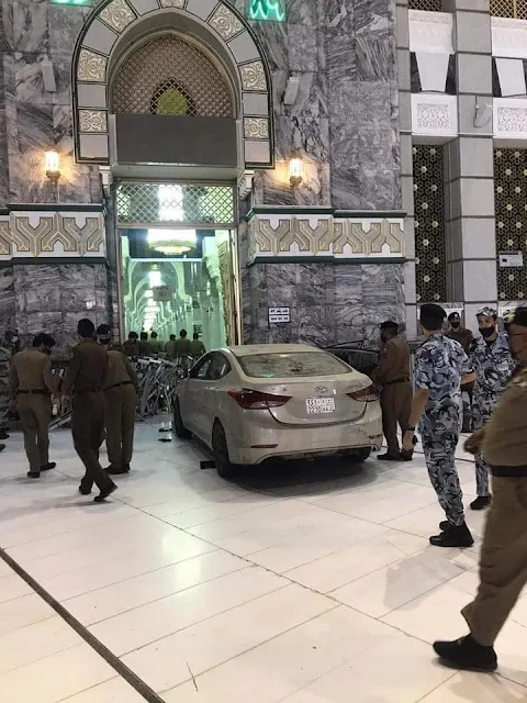 Video : Security authorities in Makkah carry out a car crash accident at one of doors of the Grand Mosque