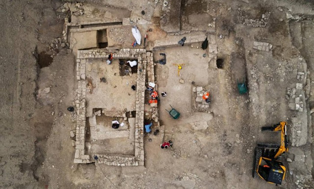 O Instituto Nacional de Investigação Arqueológica Preventiva da França (Inrap, na sigla em francês) anunciou a descoberta de uma antiga cidade romana, até então conhecida apenas por uma inscrição do nome Ucetia numa laje de pedra. Durante as escavações para a construção de um colégio na comuna de Uzès, no departamento de Gard, no Sul do país, os arqueólogos encontraram mosaicos bem preservados e antigas construções que datam entre os séculos I e VII.

— Antes desse trabalho, nós sabíamos da existência de uma cidade romana chamada Ucetia porque esse nome era mencionado em uma estela em Nîmes (cidade francesa que foi um dos centros do Império Romano na região), junto com os nomes de outras 11 cidades romanas na área — explicou Philippe Cayn, do Inrap.