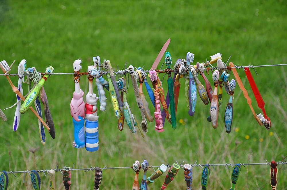 toothbrush-fence-2