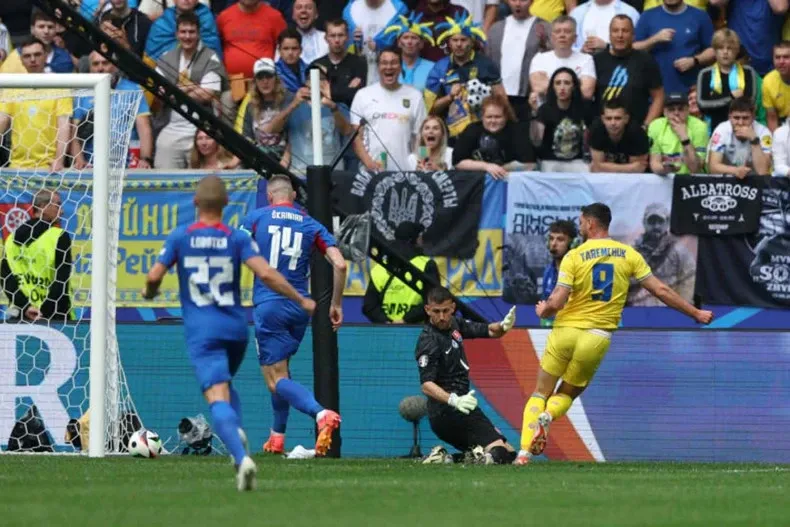 Roman Yaremchuk scores Bergkamp-esque golazo vs Slovakia