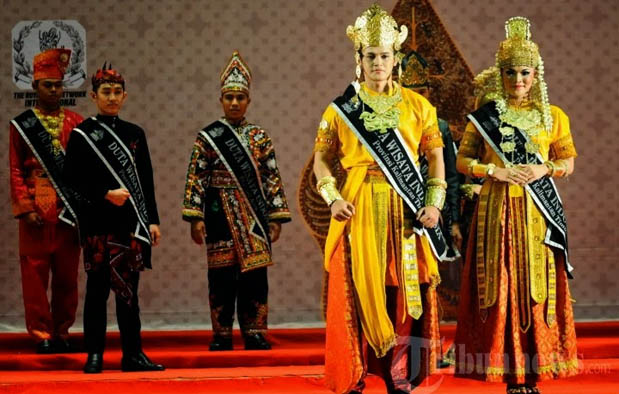 5 Pakaian Adat Kalimantan Timur : Gambar dan Filosofinya 