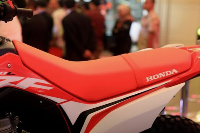 Warna-Baru-Honda-CRF150L-extreme-red-rider-seat-view