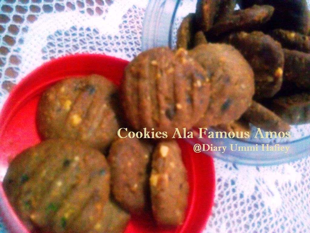 Diary Ummi Hafiey: Cookies ala Famous Amos!!