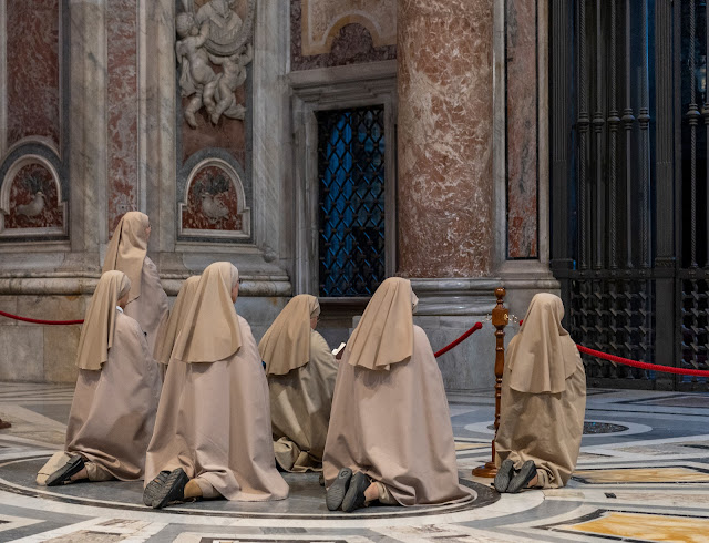 Nuns praying in St Peter´s Basilica