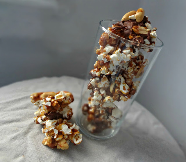 "Snickers" Peanut Butter Caramel Corn