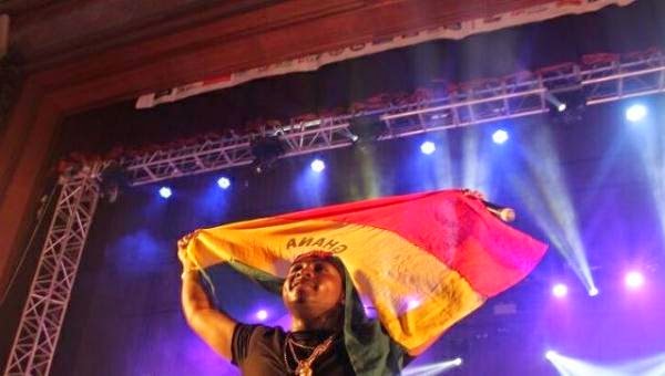 Davido Backs Off Nigerian Flag For Ghana Flag At Ghana Meets Naija[See Photos]