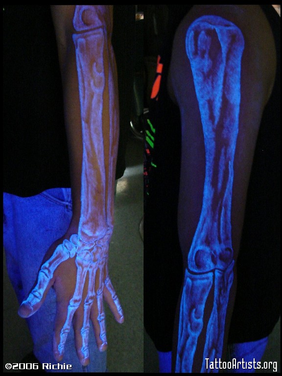 รอยสักเรืองแสง black-light-tattoo. This is in normal light.