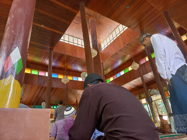 Bagian dalam masjid, tiang kayu ulin