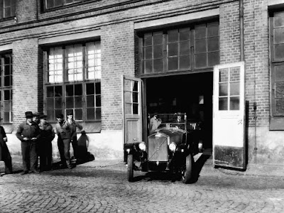 1927 – Volvo first car rolls out from the factory