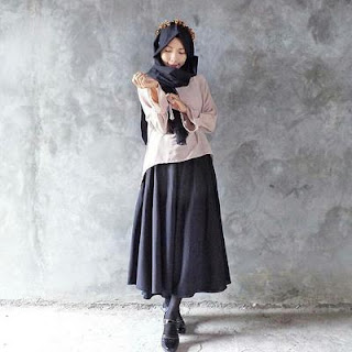 Ingin Stylish dengan Rok Panjang Saat ke Kampus? Ini Dia 5 Tipsnya!