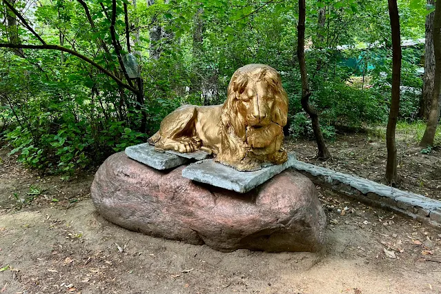 улица Ляпидевского, дворы, скульптура льва, лев
