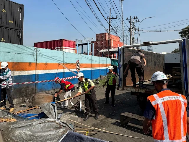 Operasi penertiban pedagang kaki lima di sepanjang jalan Pelabuhan Tanjung Perak Surabaya
