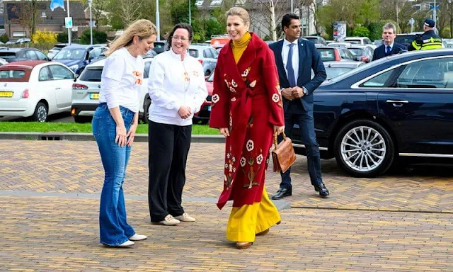 Queen Maxima wore an embroidered coat by Oscar de la Renta, and yellow sweater and yellow pants by Max Mara