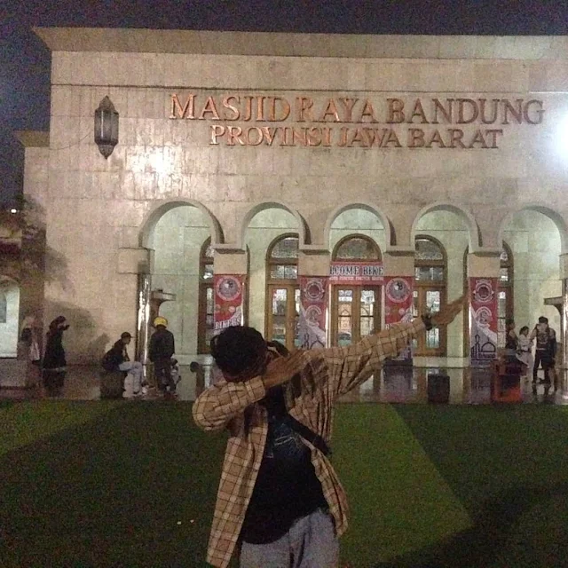 Foto di depan masjid raya Bandung