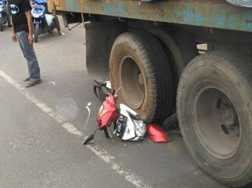  selain memperhatikan peralatan keselamatan ketika berkendara di jalan raya khususnya berken Waspada Bahaya Berkendara Dibelakang Truk Besar