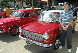 O colecionador Antonio Vasconcelos com o seu Austin 1960, o melhor veículo do encontro