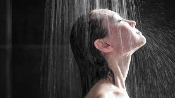 gambar orang mandi air garam