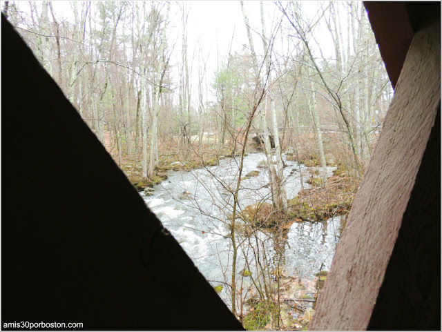 Vistas del Río desde el Puente Cubierto Peatonal Nissitissit Bridge en Brookline, New Hampshire