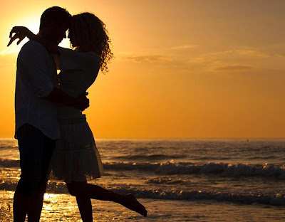 كيف تتعامل مع حبيبتك او خطيبتك - رجل وامرأة حب لحظة الغروب - romantic moments at sunset