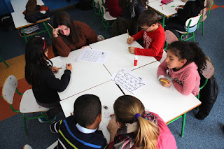 Alumnos de ESO de Cruces y de Infantil de Juan Ramón Jiménez aprenden juntos matemáticas