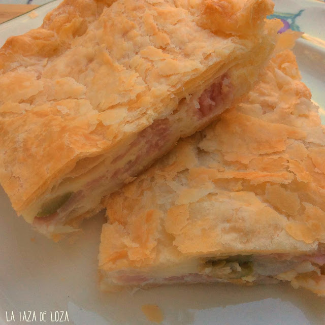 Interior del relleno de empanada de queso, jamón y aceitunas