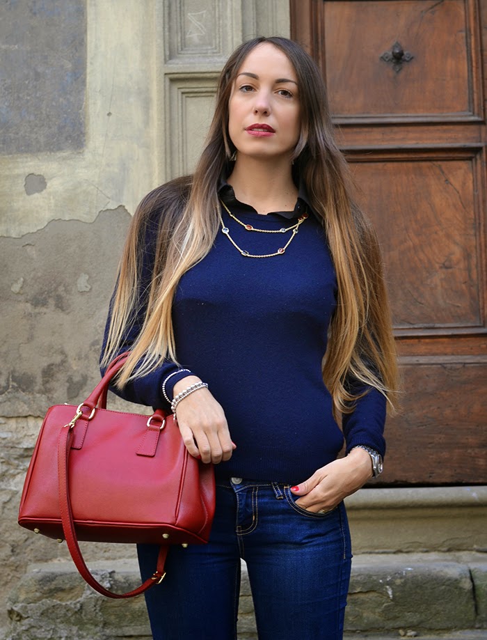 jeans e maglione blu