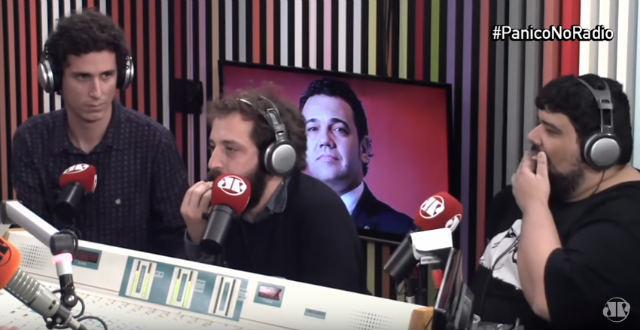 O ator Gregorio Duvivier e o deputado federal Marco Feliciano (PSC-SP) discutiram ao vivo no programa de rádio Pânico, da Jovem Pan, nesta semana. Convidado para divulgar o filmeContrato Vitalício, do grupo Porta dos Fundos, o humorista precisou responder a provocações do parlamentar, que ligou para a rádio para comentar a entrevista.

“Quando ele diz que não é do PT. Onde é que já se viu isso? Assume, amigo. Ele é mais petista do que qualquer um de nós. Ele é mais vermelho do que o próprio Fidel Castro. O meu problema com Duvivier é que eu queria saber por que ele não faz uma charge, não faz humor com o Islã, com o Estado Islâmico, com Maomé. Por que faz só com o cristianismo?”, alfinetou.

“Porque não tem nenhum deputado islâmico que está roubando o meu dinheiro, senhor”, respondeu o ator, ao lembrar em seguida do vídeo em que o pastor aparece pedindo a senha do cartão de crédito de fiéis durante uma pregação.