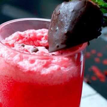 STAR WARS REBEL ALLIANCE CHOCOLATE-COVERED STRAWBERRY FLOAT #drinks #smoothies