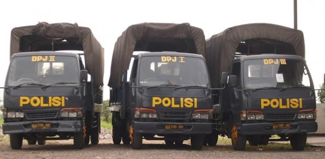 Mobil Truk Polisi - deretan parkir truk polisi